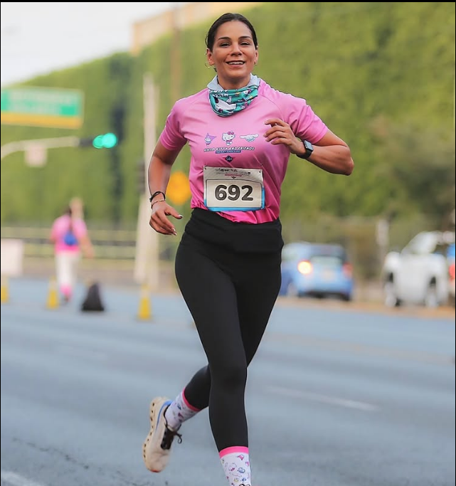 Corredora en ruta con playera de evento